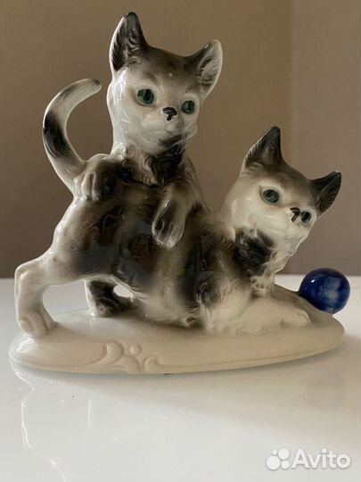 Фарфоровая статуэтка 