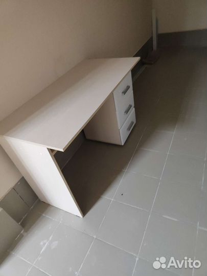 Кровать детская с матрасом, стол письменный