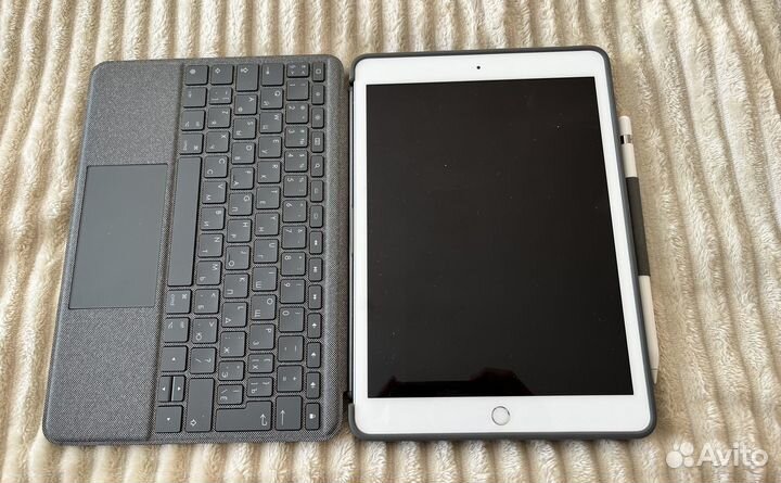 Чехол клавиатура Logitech combo touch iPad 10.2