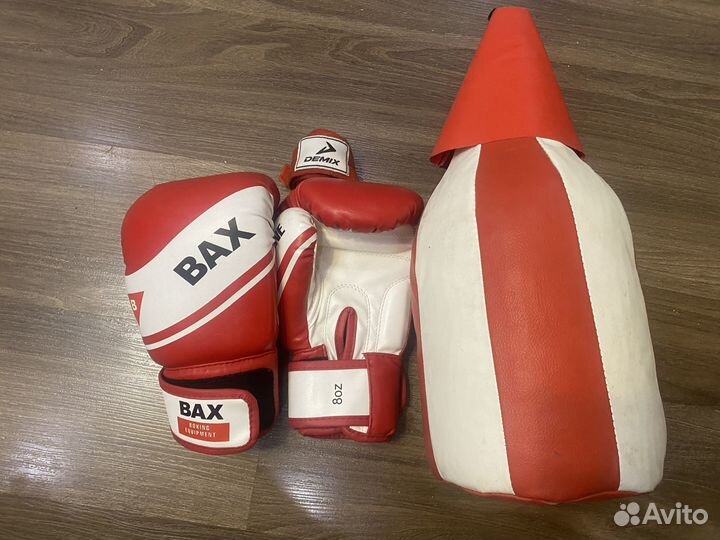 Боксерская груша и перчатки