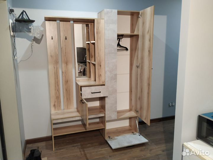 Прихожая со шкафом и зеркалом