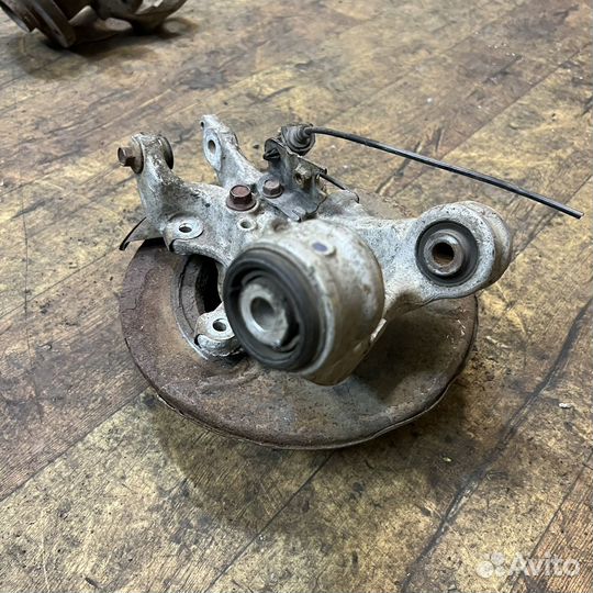 Поворотный кулак задний левый Honda Civic 4D