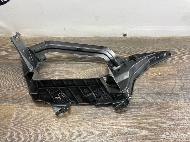Держатель накладки выхлопной BMW G05