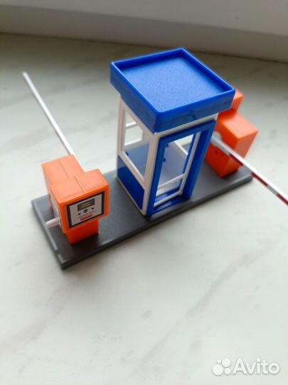 Шлагбаум с будкой 1/43