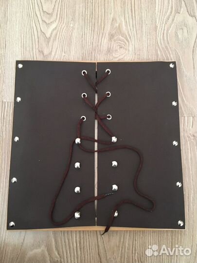 Рамка со шнуровкой и крючками