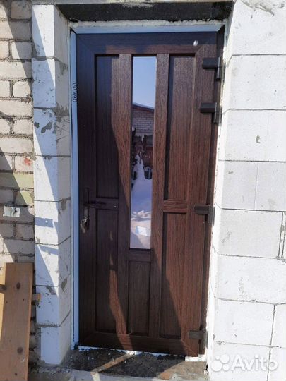 Входная дверь пластиковая коричневая 840*2040