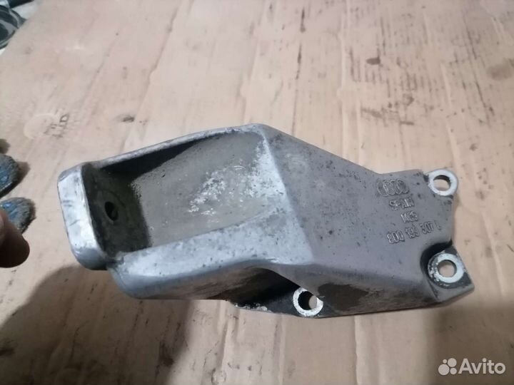 Кронштейн двигателя левый Audi A4 B5