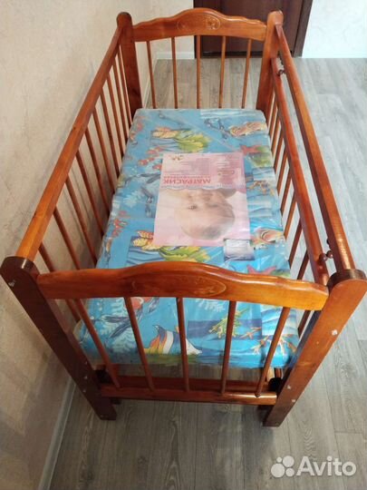 Детская кроватка с маятником