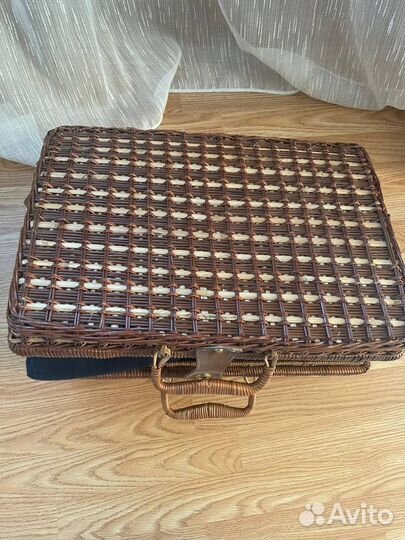 Набор для пикника в чемодане из ротанга 4 персоны