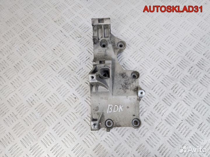 Кронштейн генератора VW Golf 5 2.0 BDK 03G903143A