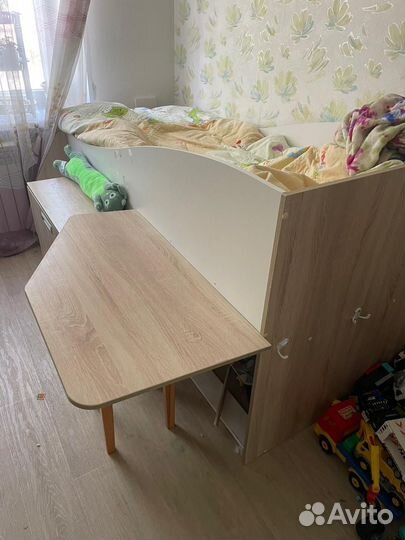 Детская двухярусная кровать со столом