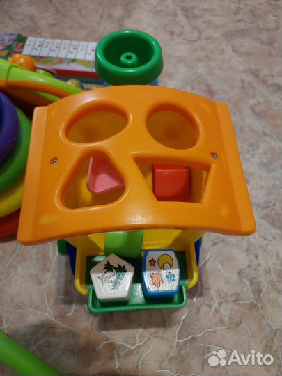 Игрушки и книжки для малышей