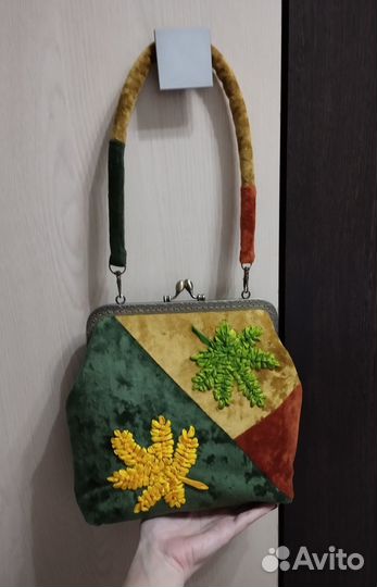 Сумка женская с вышивкой и фермуаром