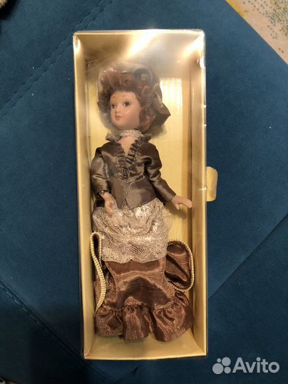 Кукла фарфоровая