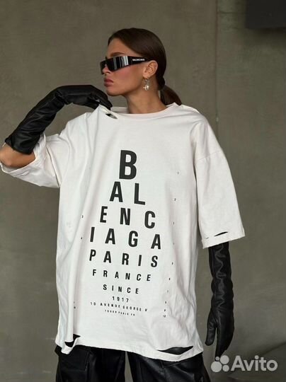 Футболка balenciaga на руках