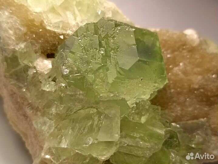 Кристалл флюорита зеленого цвета на кварце