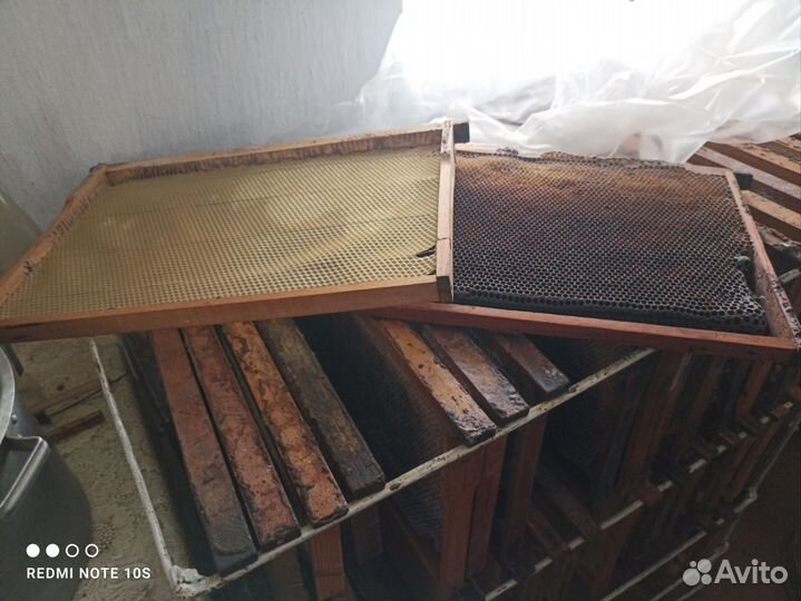 Рамки для пчел, улей, дымарь, кормушки