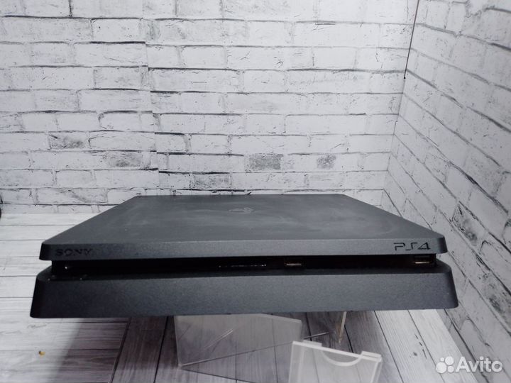 Игровая консоль PlayStation 4 Slim + два джойстика