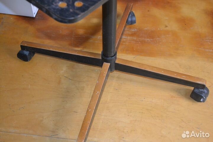 Подставка для телевизора на колёсиках