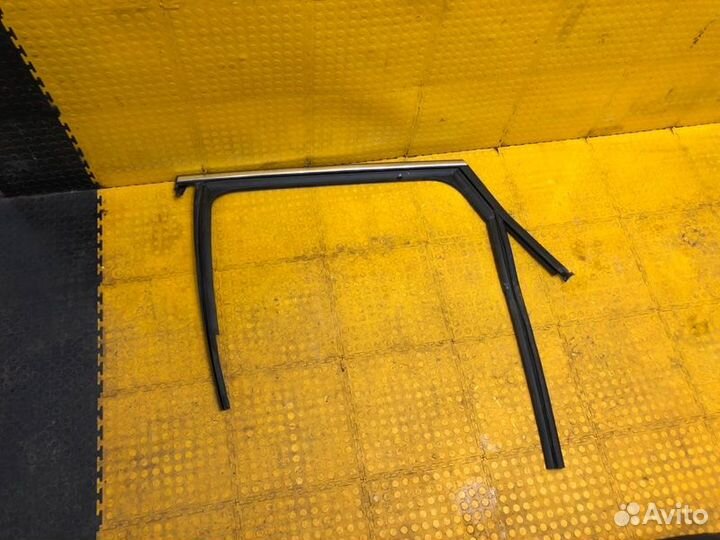 Уплотнитель опускного стекла задний левый Skoda