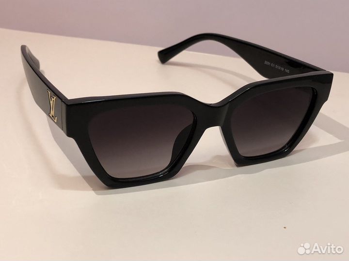 Солнцезащитные очки L.V женские