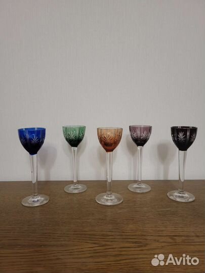 Старинные рюмки на ножке,цветной хрусталь