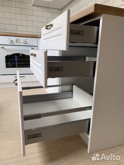 Кухонный гарнитур на заказ от фабрики