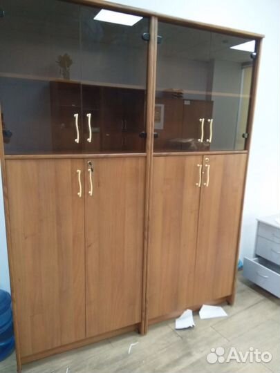Шкаф витрина со стеклами