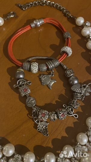 Жемчужное ожерелье (бижутерия) и 2 браслета