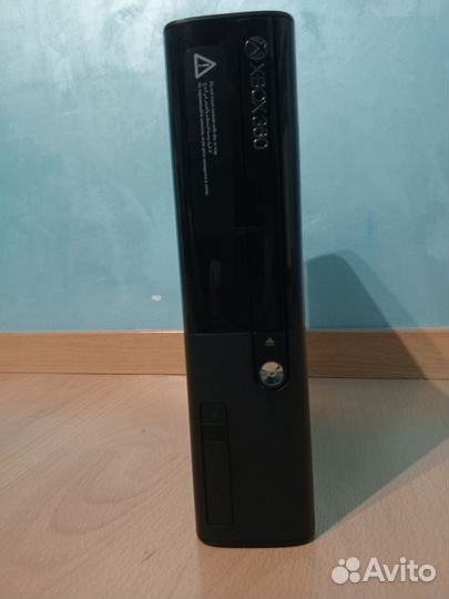 Xbox 360 slim e + 111 игр+ 2 геймпада