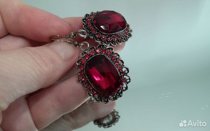 Серьги крупные с красными кристаллами.Бижутерия