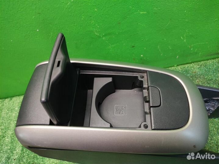 Консоль центральная с подлокотником Toyota Auris