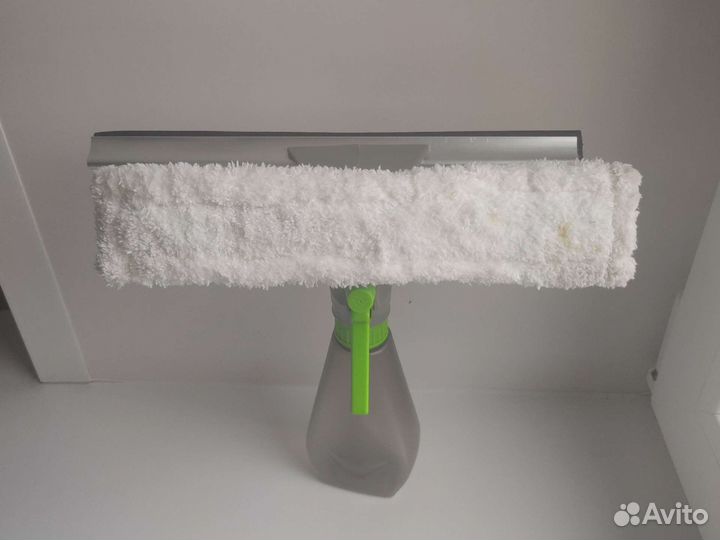 Стеклоочиститель с распылителем