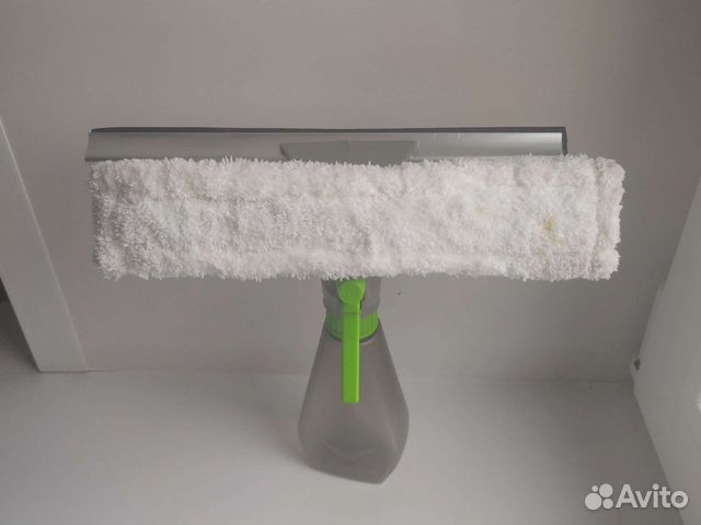 Стеклоочиститель с распылителем