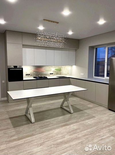 Кухонный гарнитур в современном стиле на заказ