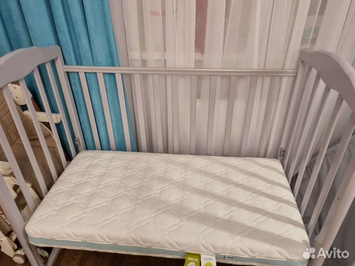 Детская кроватка с маятником