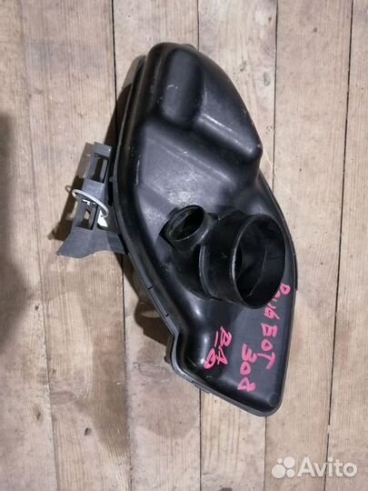 Резонатор воздушного фильтра Пежо 308 2010 год