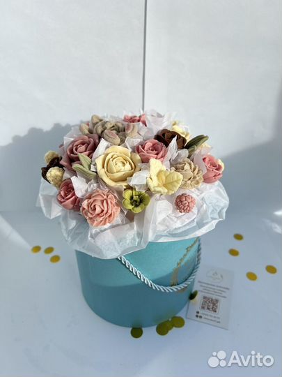 Букет из шоколадных роз в шляпной коробке