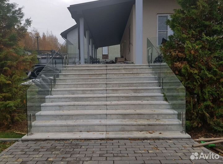 Стеклянное ограждение для лестницы