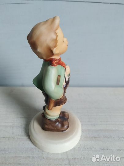 Статуэтка Goebel мальчик с корзиной