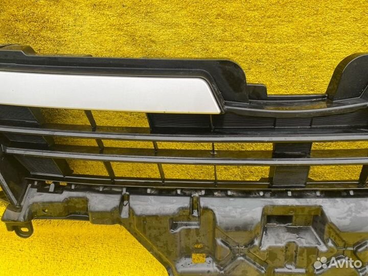 Решетка радиатора передняя Toyota Voxy