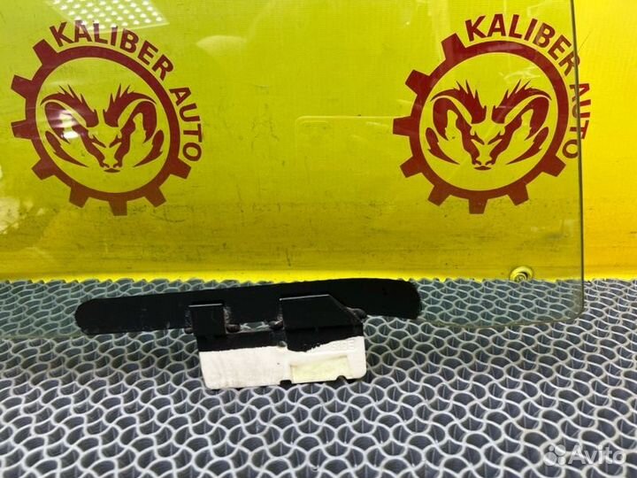 Стекло двери переднее правое Jeep Grand Cherokee 3