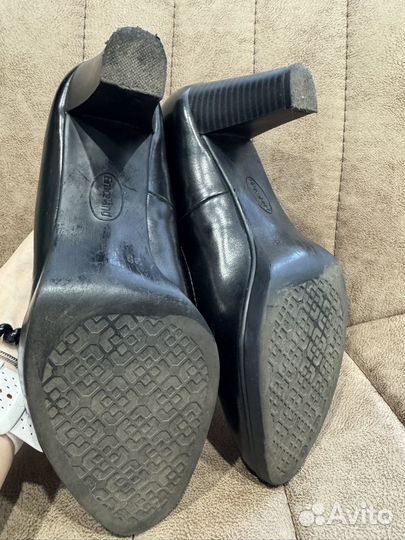 Базовые туфли черного цвета на небольшом каблуке