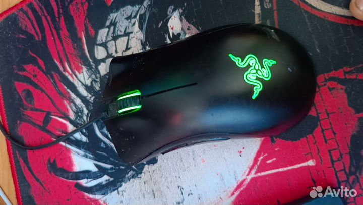 Игровой компьютер с монитором и клавиатурой