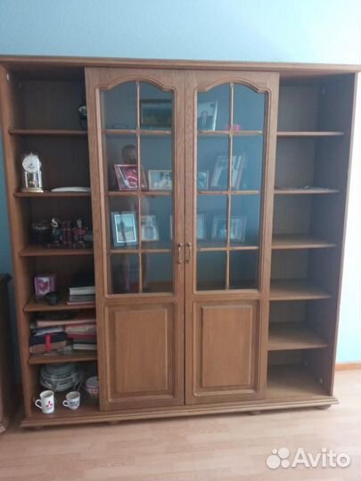 Шкаф витрина для книг