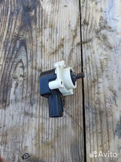 Датчик положения кузова (корректора фар) toyota