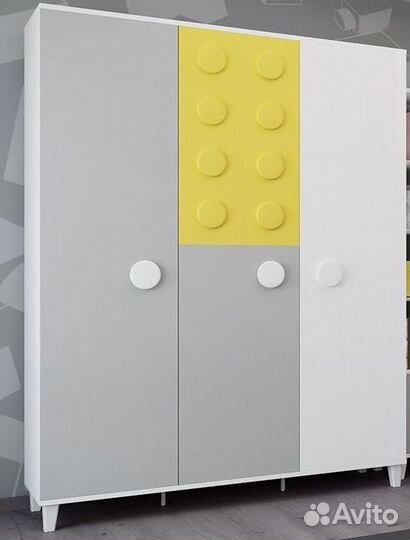 Шкаф трехдверный