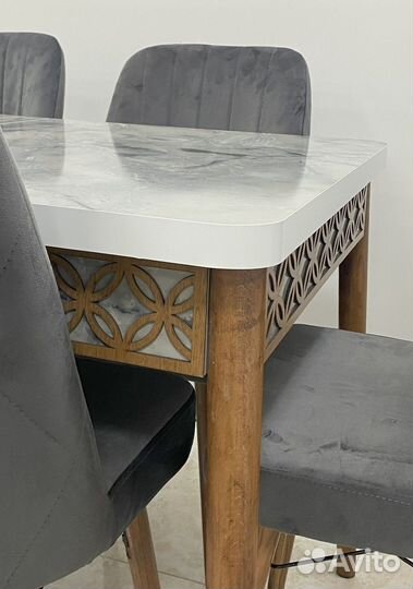 Кухонный стол раскладной и стулья