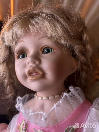 Кукла фарфоровая