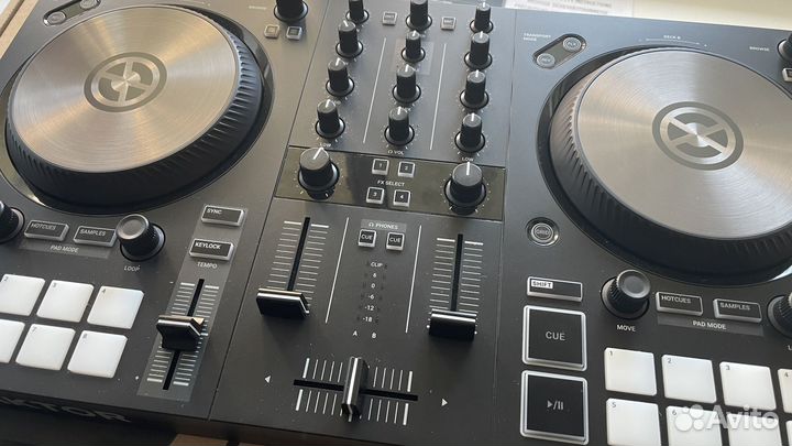 DJ контроллер Traktor s2mk3